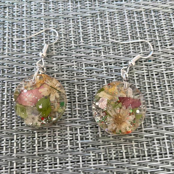 XMAS Handmade Small Pressed Flower Holiday Vibes Earrings Circle Shape - Picture 5 of 8